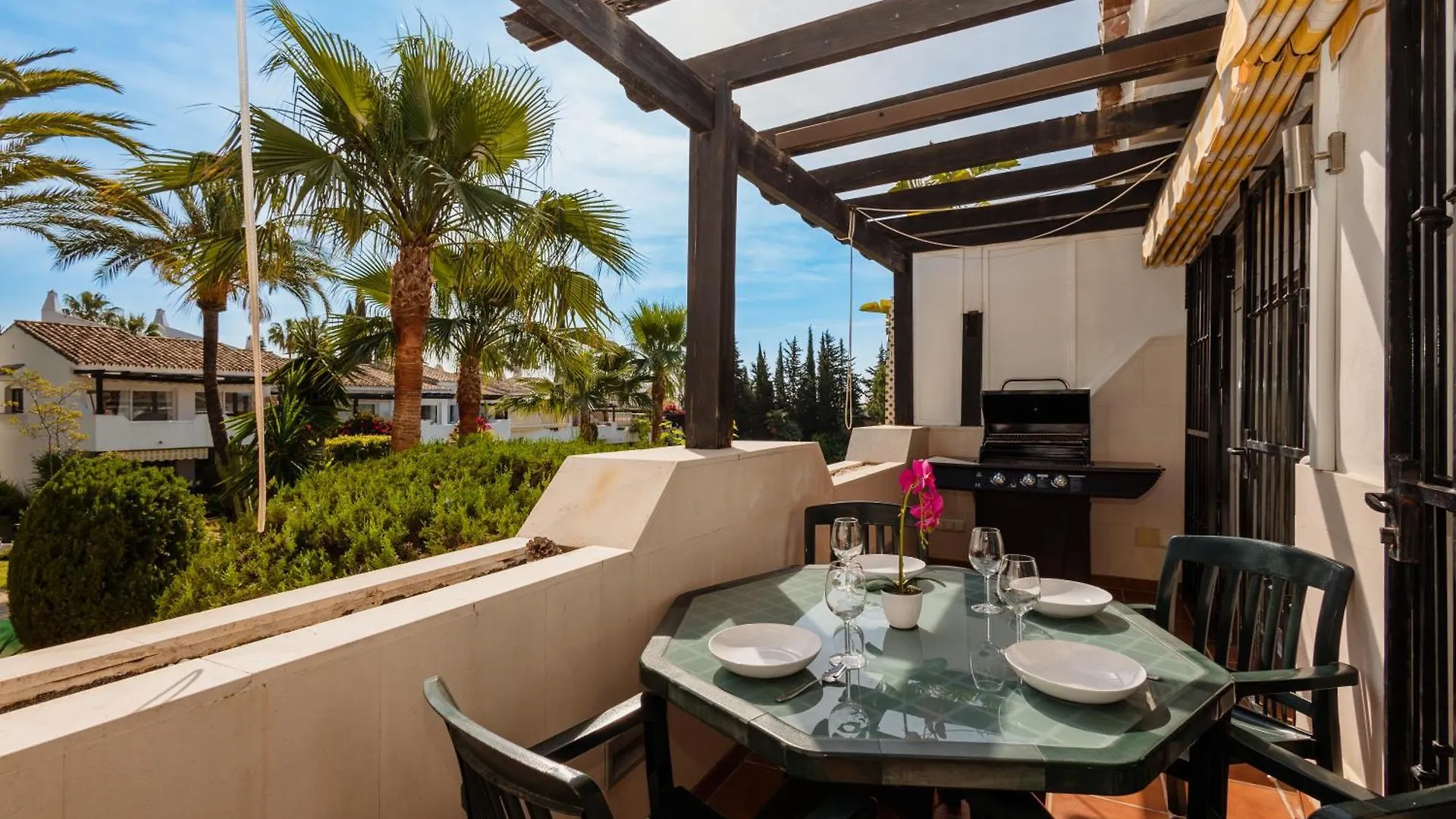 Apartment Vacation Home In The Best Location, With Terrace, Pool And Bbq, In Marbella Center